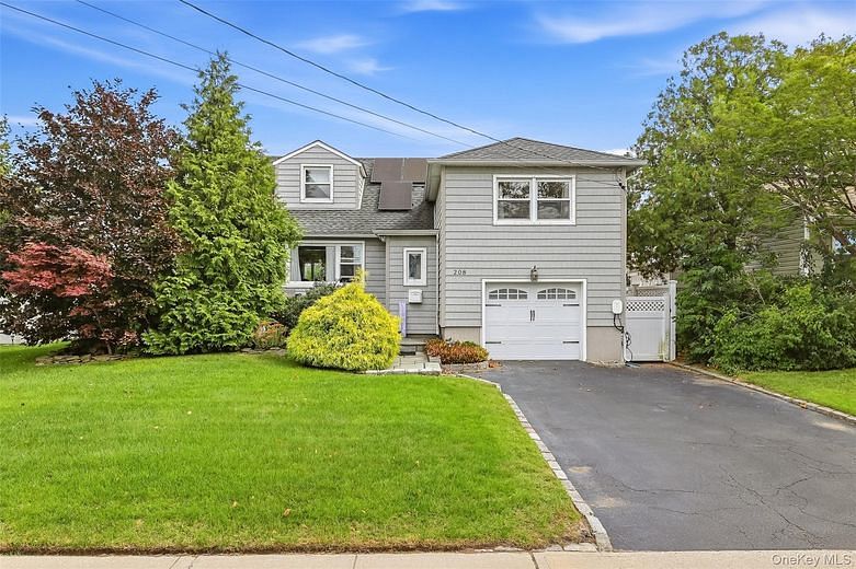208 Island Parkway W