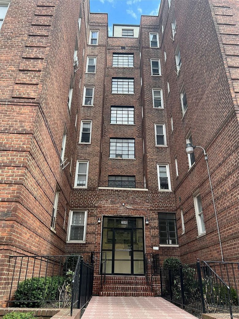 2080 Barnes Avenue #4C