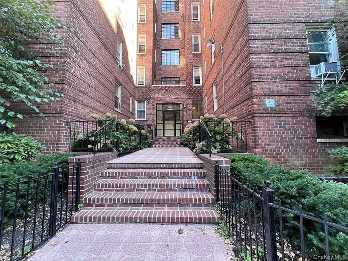 2080 Barnes Avenue #5C