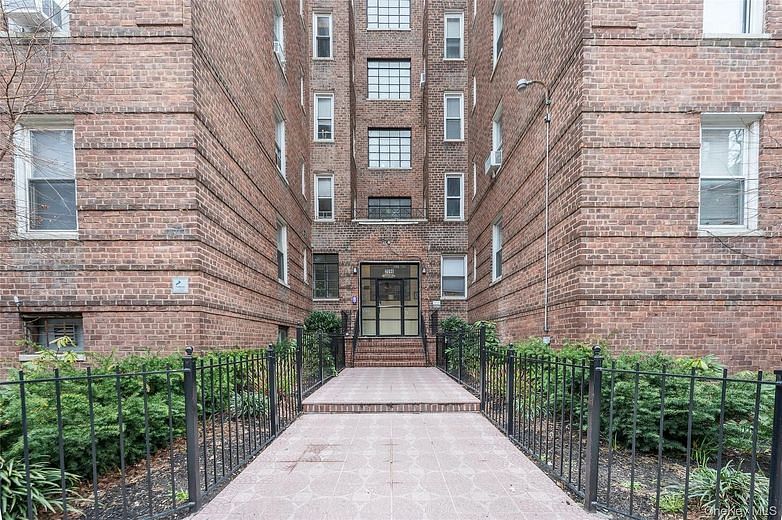 2090 Barnes Avenue #2H