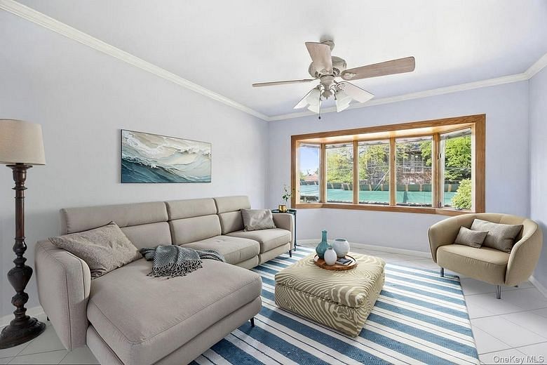 21-08 Ditmars Boulevard