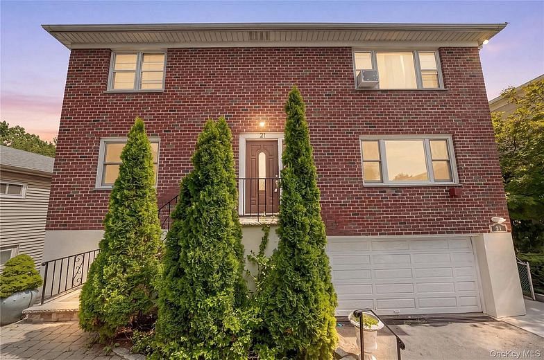 21 Bryn Mawr Place