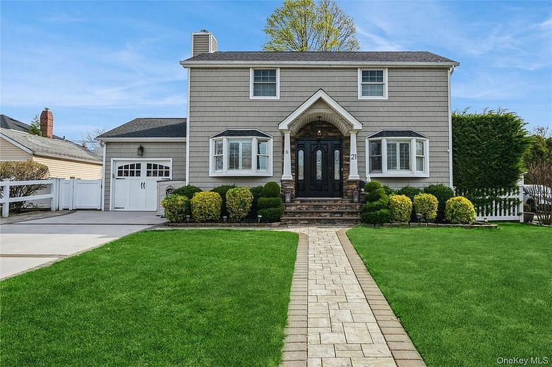 21 Crest Road E