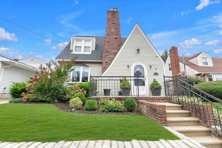 21 Hampton Avenue