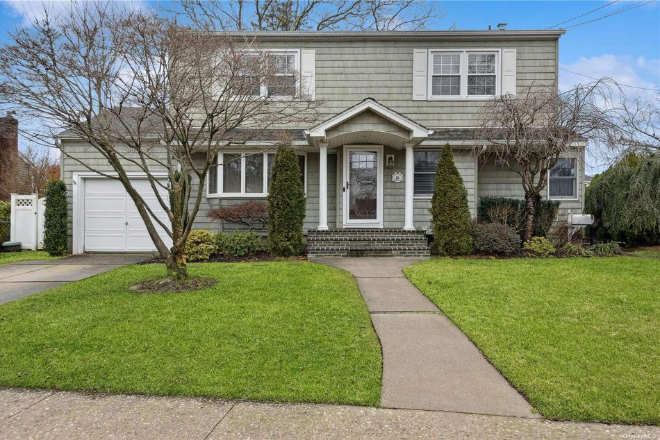 Image 1 of 16 for 21 Saint James Court in Long Island, West Babylon, NY, 11704