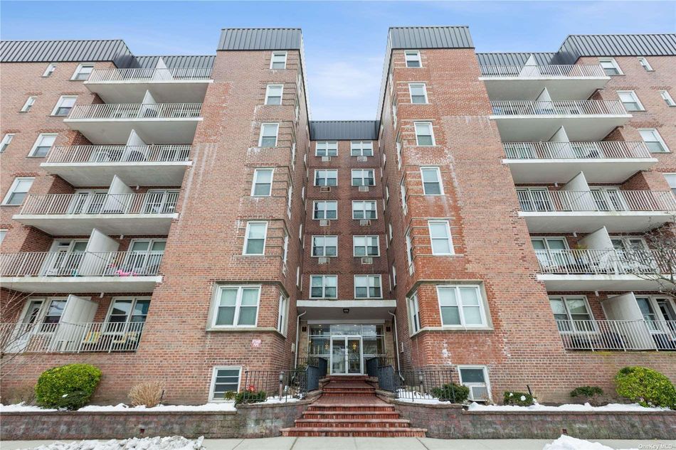 Image 1 of 15 for 210 E Broadway #1B in Long Island, Long Beach, NY, 11561