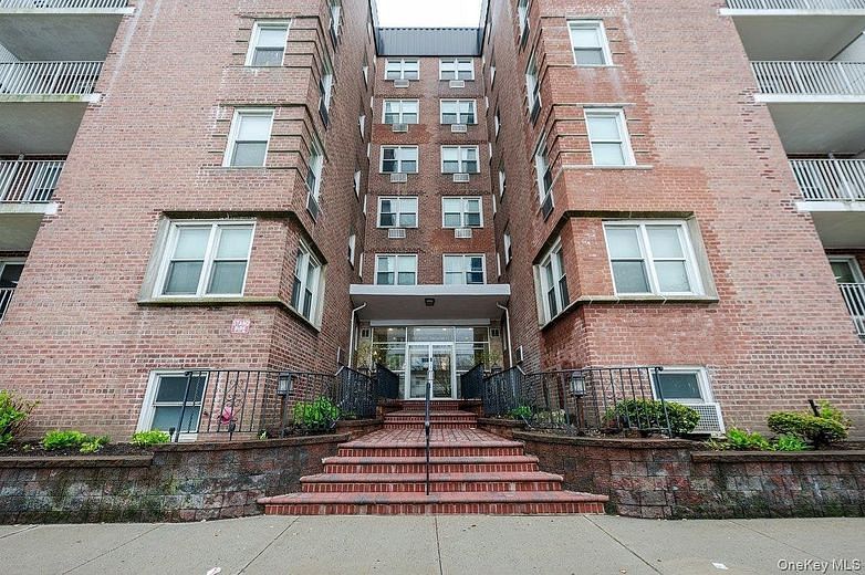 210 E Broadway #4D