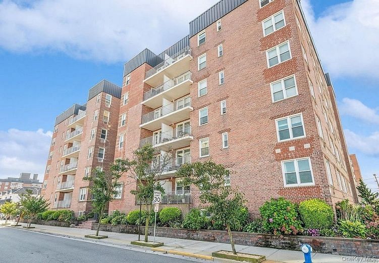 210 E Broadway #6L