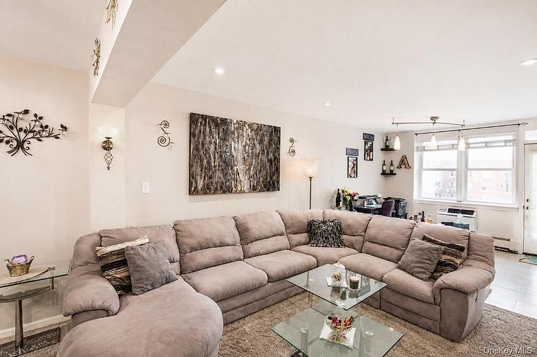 210 E Broadway #6L