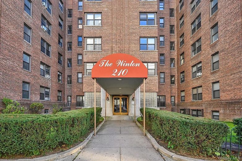 210 Martine Avenue #6M