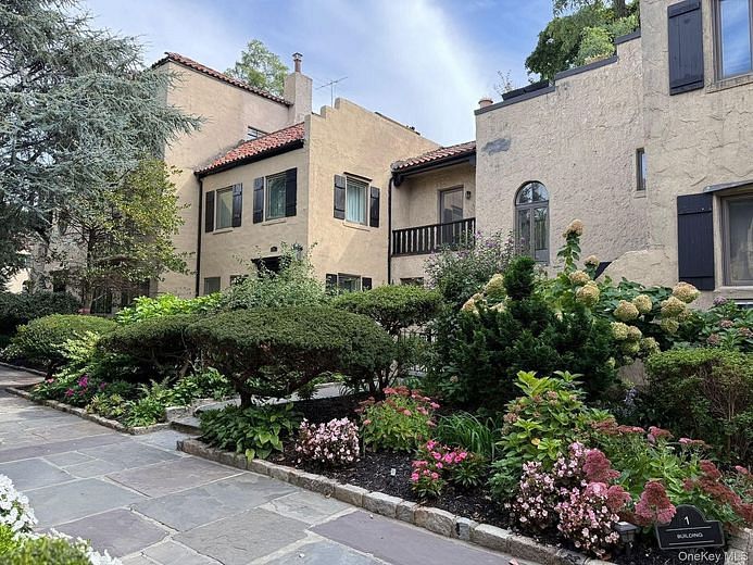 215 Middle Neck Road #D3