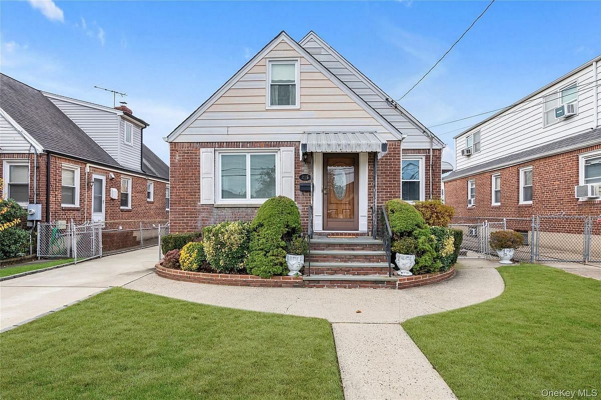 Image 1 of 22 for 215 Sheridan Boulevard in Long Island, North Hempstead, NY, 11501