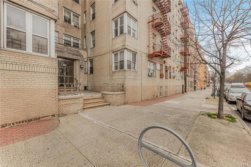 Image 1 of 26 for 2160 Bronx Park East #4A in Bronx, White Plains, NY, 10462