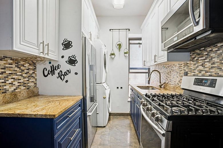 218 Scholes Street #9