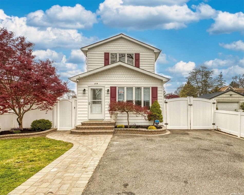 Image 1 of 21 for 219 Hyman Avenue in Long Island, West Islip, NY, 11795