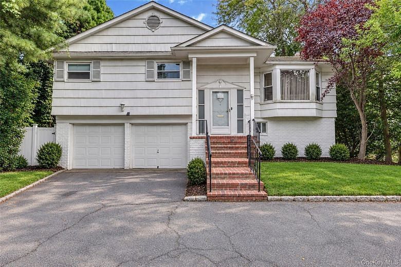 22 Woodmere Boulevard