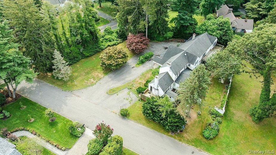 221 Huntington Bay Road