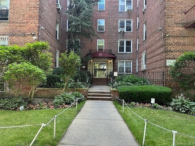 221 Mcdonald Avenue #1G