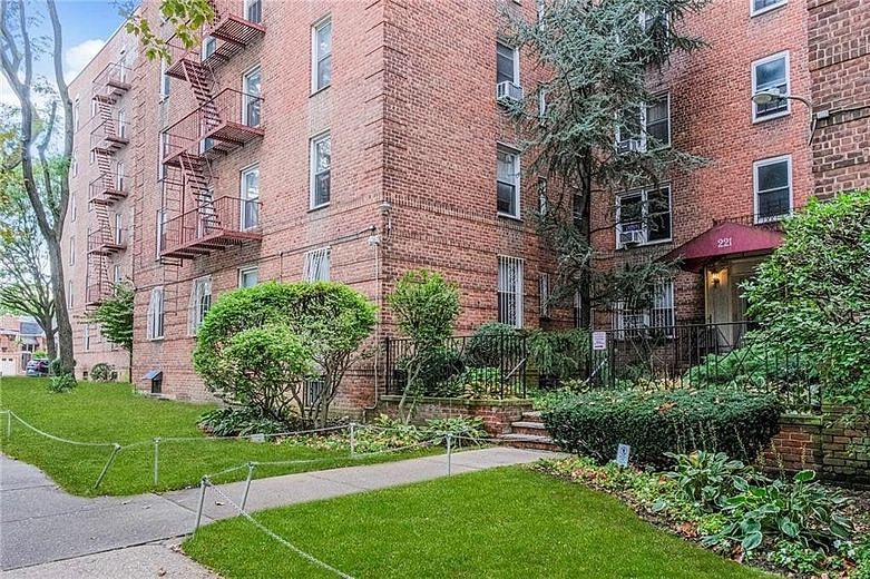 221 McDonald Avenue #4N