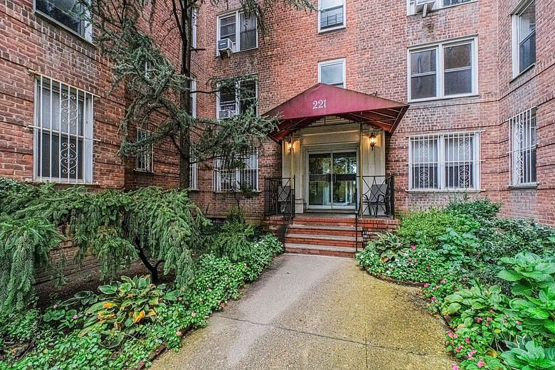 221 Mcdonald Avenue #5C