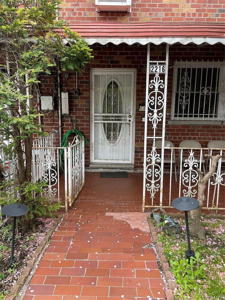 2216 Seward Avenue