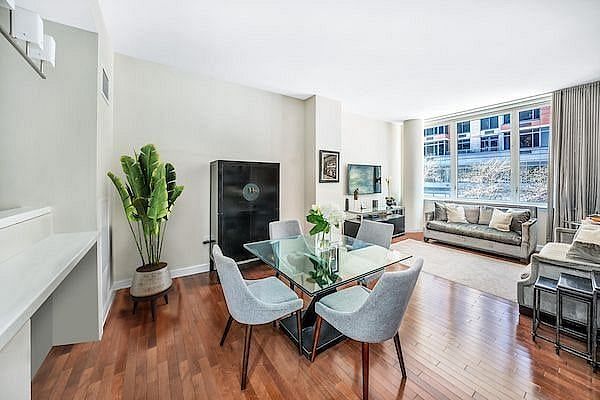 225 East 34th Street #2I