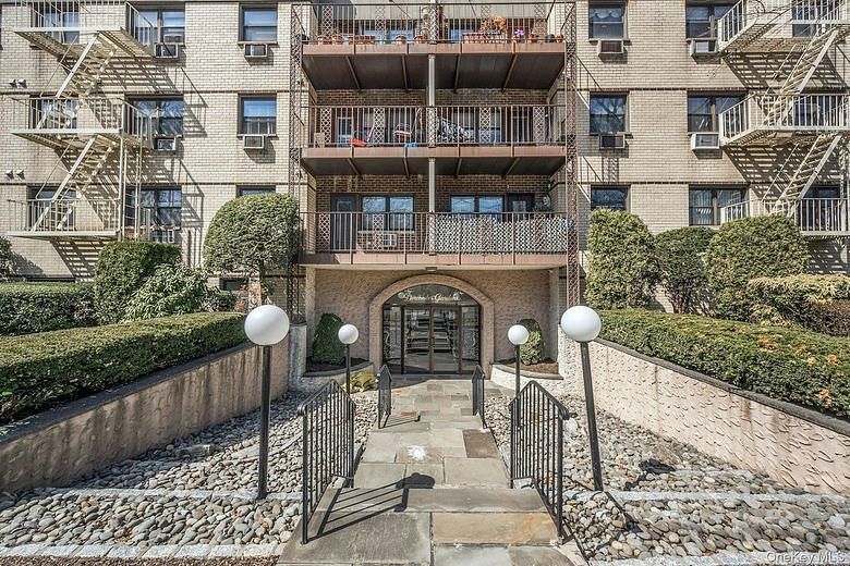 2261 Palmer Avenue #2M