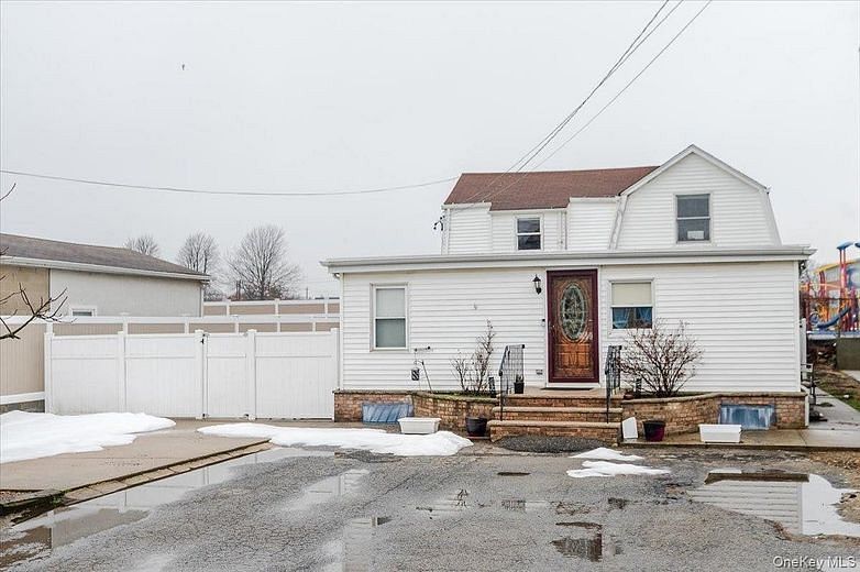 227 Doughty Boulevard