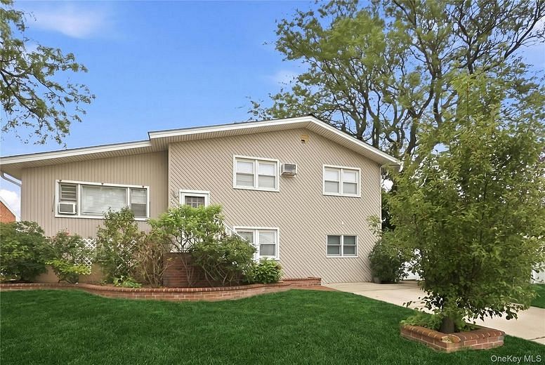 228 Island Parkway W