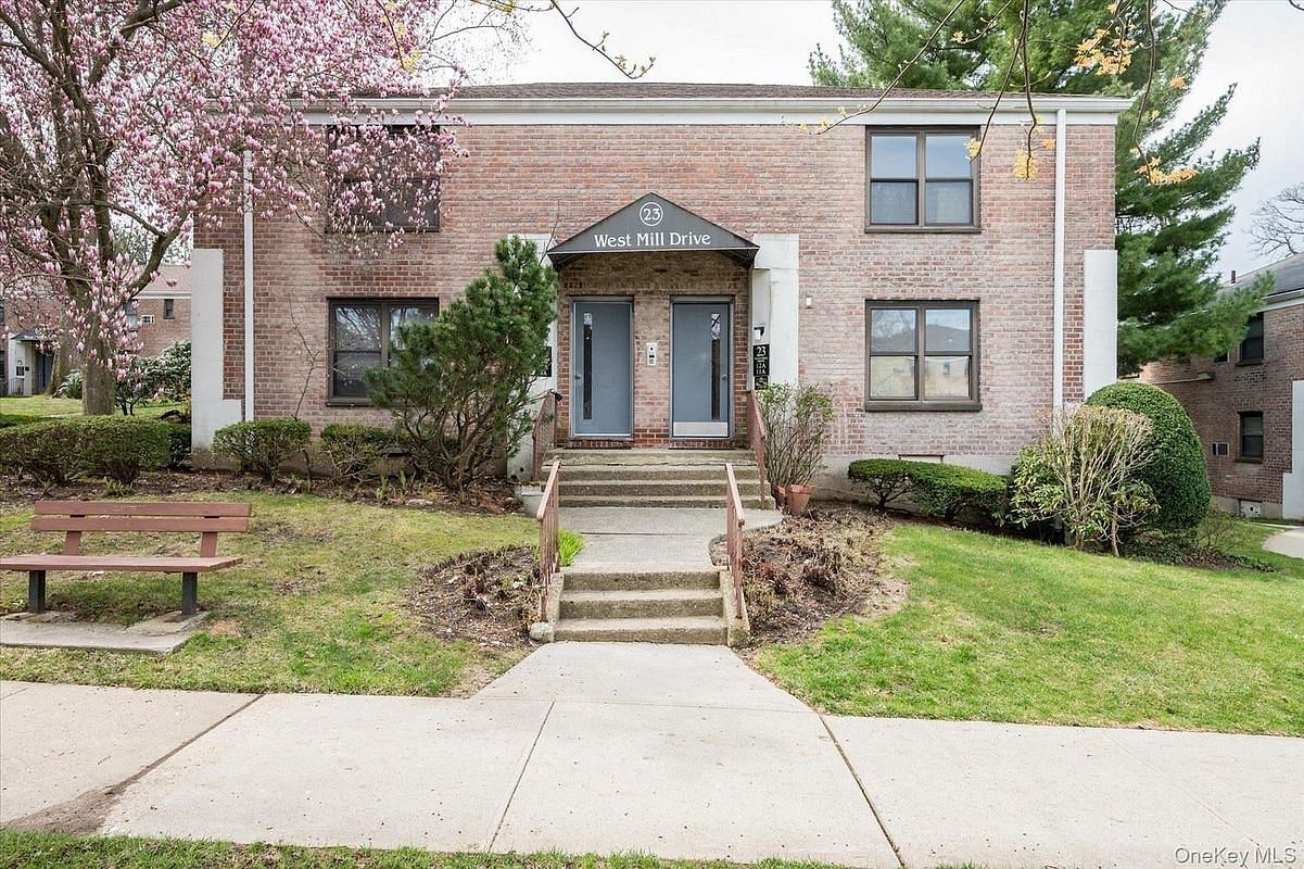 Image 1 of 12 for 23 West Mill Drive #9A in Long Island, Great Neck, NY, 11021