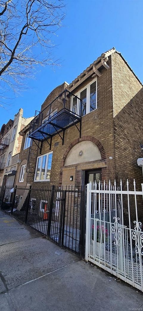 2366 Davidson Avenue