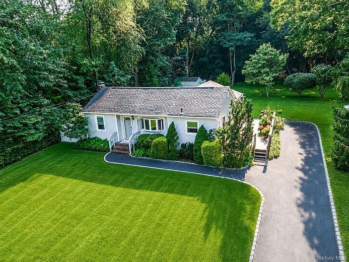 24 Oakcrest Avenue