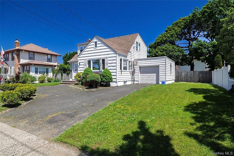 24 W Windsor Parkway