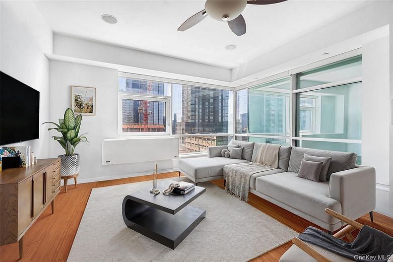 2415 Queens Plaza N #7A