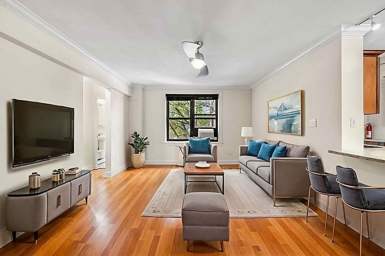 245 Bennett Avenue #5A