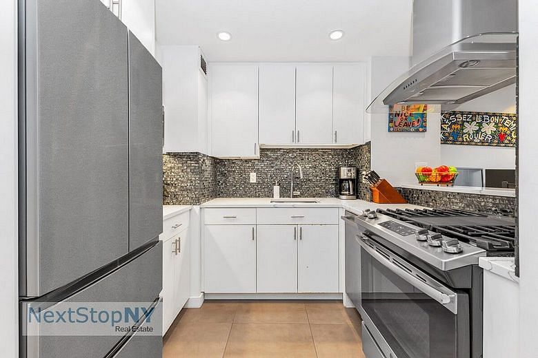 245 East 54th Street #25H