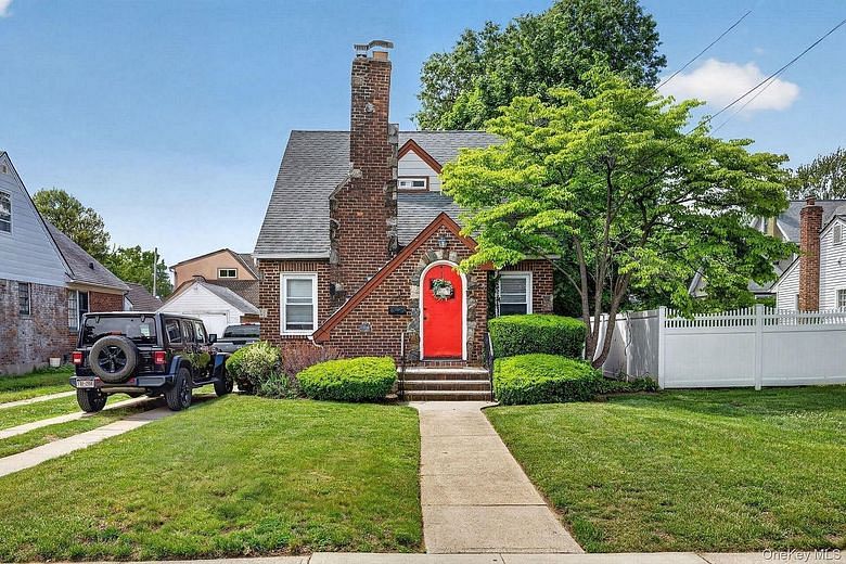 2456 Rockville Centre Parkway