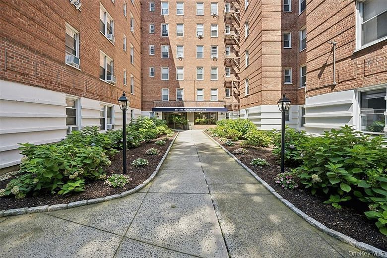 247 Parkview Avenue #3P