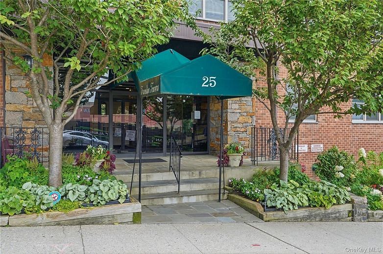 25 Franklin Avenue #6D