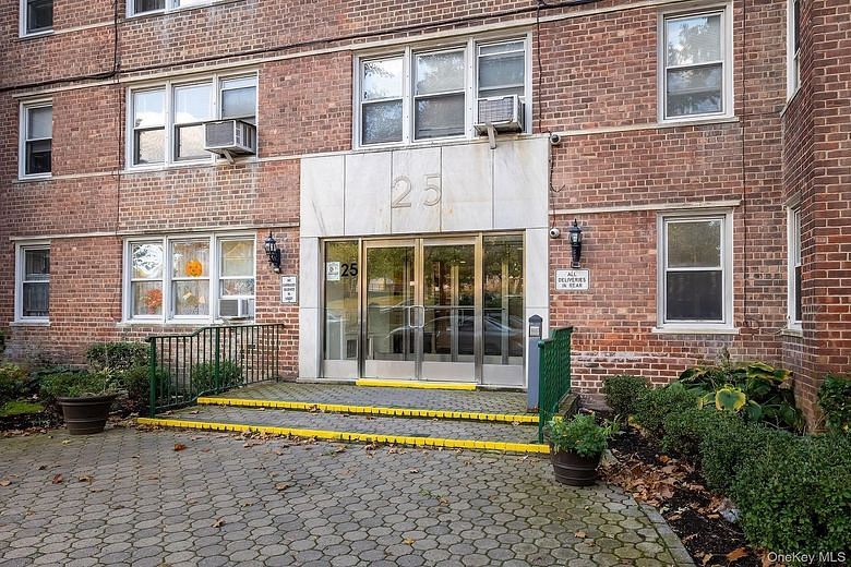 25 Knolls Crescent #3J