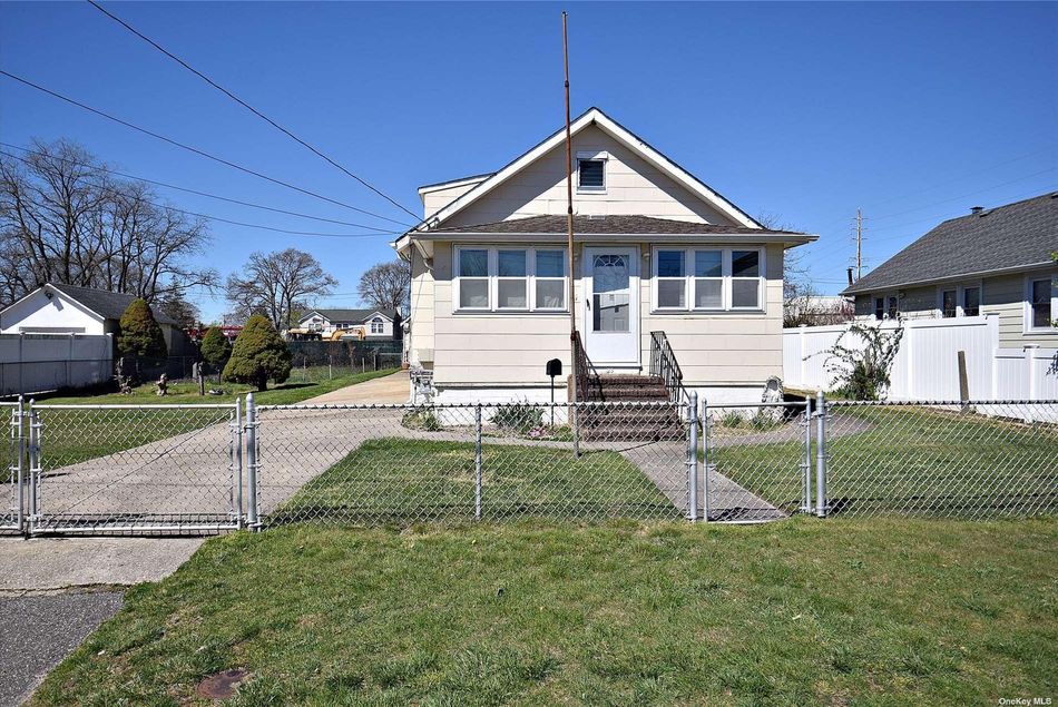 Image 1 of 16 for 25 Pine Street in Long Island, Copiague, NY, 11726