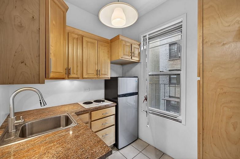 25 West 64th Street #4D