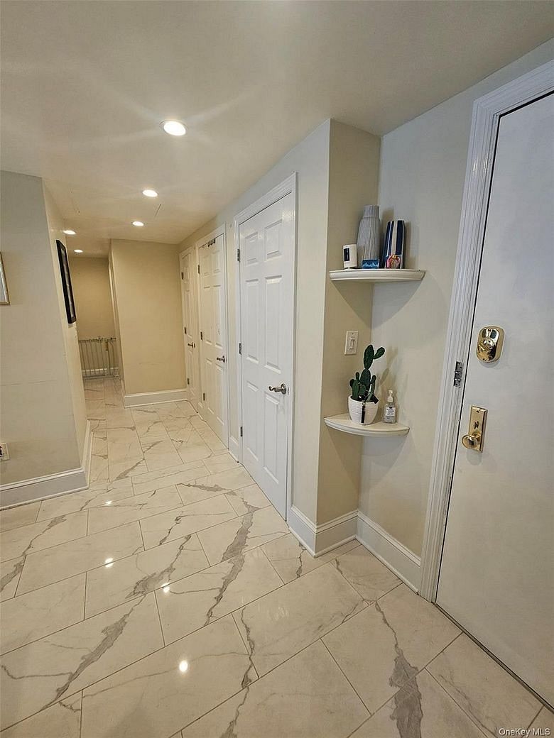 250 North Broadway #LB2