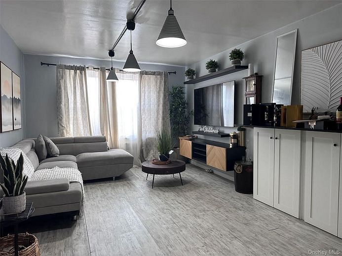 250 W Merrick Road #2F