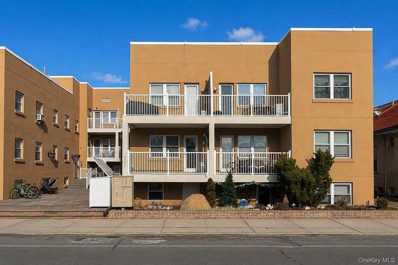 251 W Broadway #210
