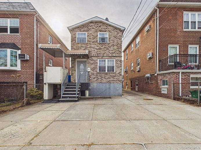 2515 Woodhull Avenue