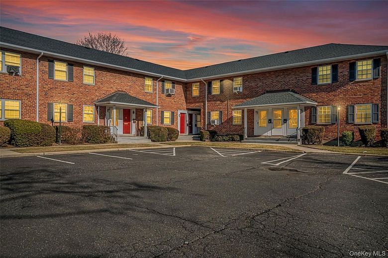 2551 Jerusalem Avenue #2S