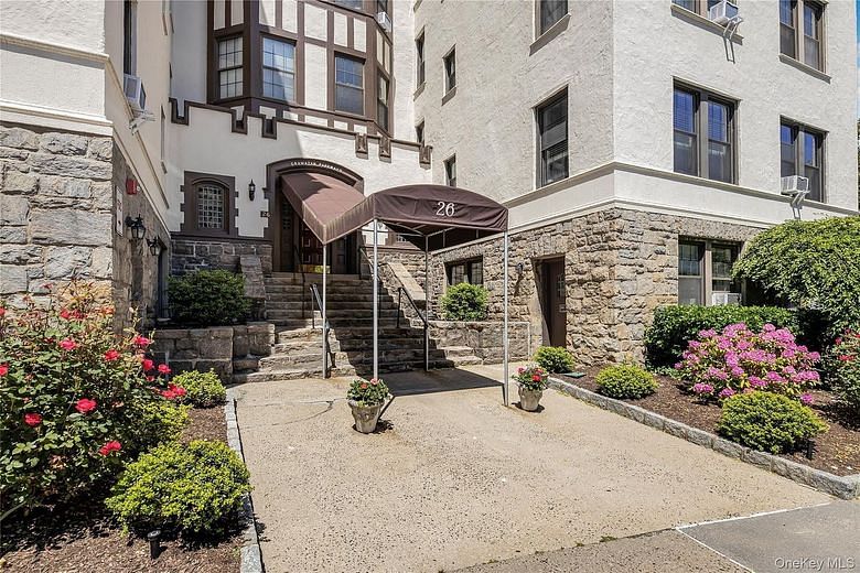 26 Pondfield Road W #1D