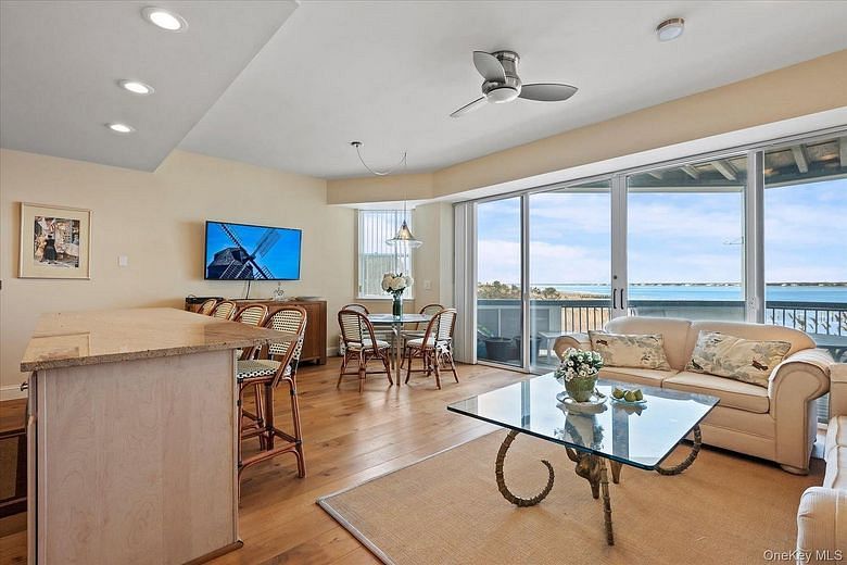 260 Dune Road #89