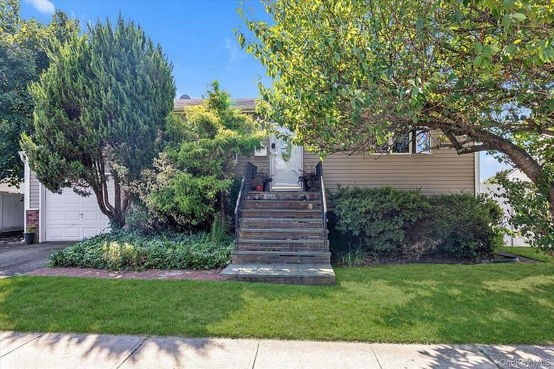 261 E Hoffman Avenue